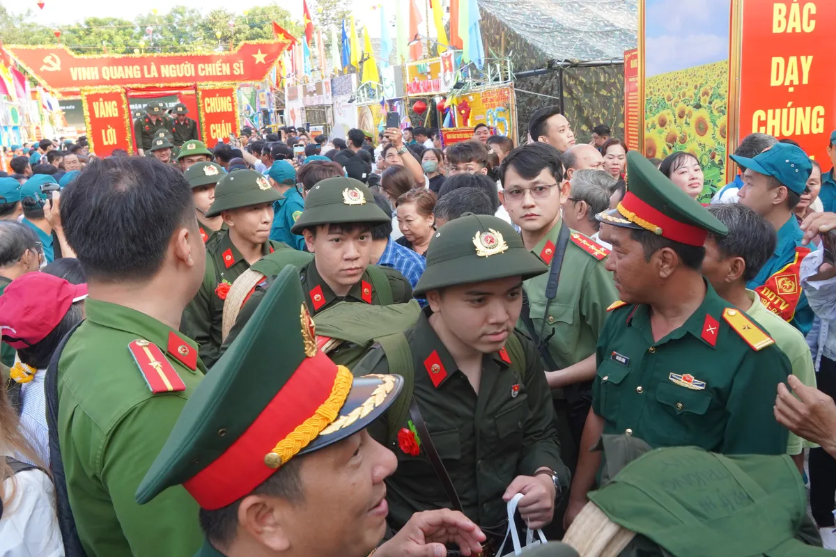Hơn 2.000 công dân ở Cần Thơ hăng hái lên đường nhập ngũ - Ảnh 1.