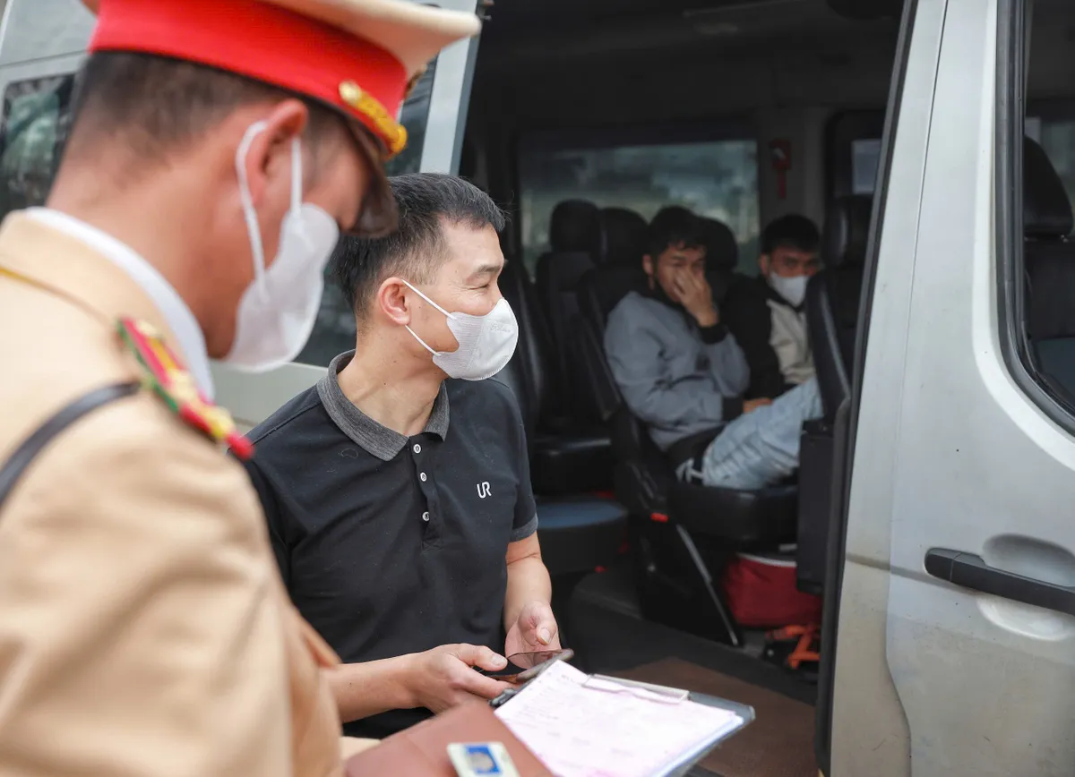 Hà Nội ra quân xử lý nghiêm 6 nhóm hành vi vi phạm giao thông - Ảnh 1.