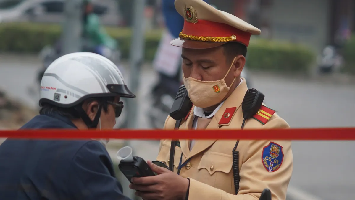 Hà Nội ra quân xử lý nghiêm 6 nhóm hành vi vi phạm giao thông - Ảnh 7.