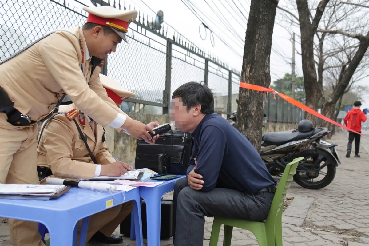 Hà Nội ra quân xử lý nghiêm 6 nhóm hành vi vi phạm giao thông - Ảnh 4.