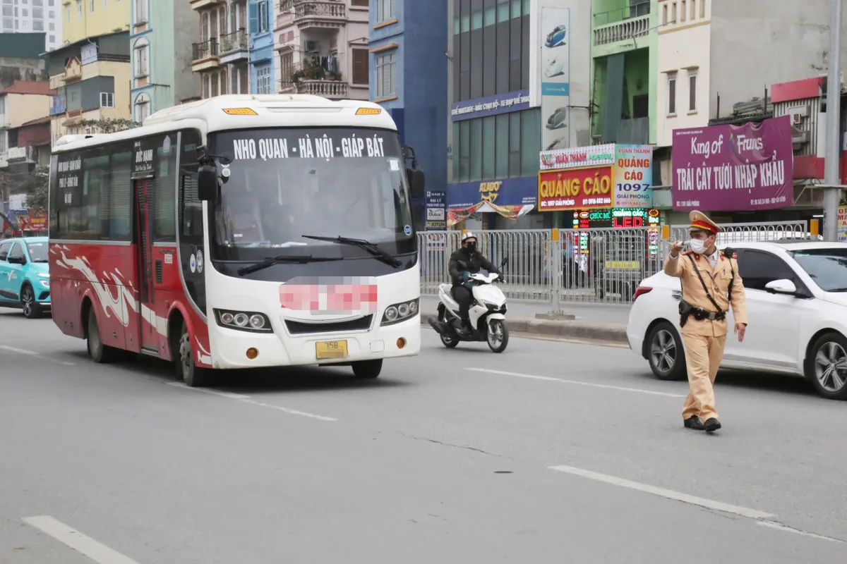 Hà Nội ra quân xử lý nghiêm 6 nhóm hành vi vi phạm giao thông - Ảnh 3.