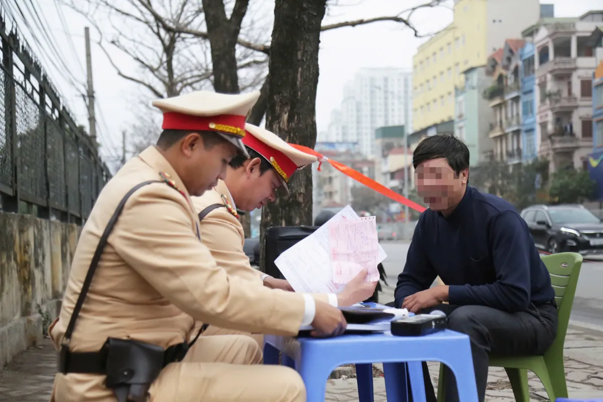 Hà Nội ra quân xử lý nghiêm 6 nhóm hành vi vi phạm giao thông - Ảnh 5.