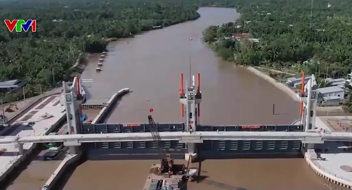 Vận hành thêm cổng kiểm soát nước mặn - Ảnh 1.