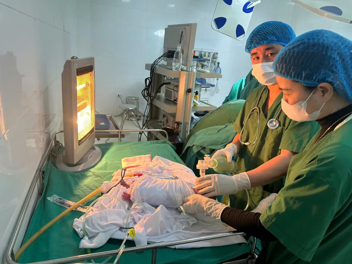 Cấp cứu sản phụ thai đ&ocirc;i 29 tuần, chuyển dạ sớm đẻ rơi tại nh&agrave; - Ảnh 1.