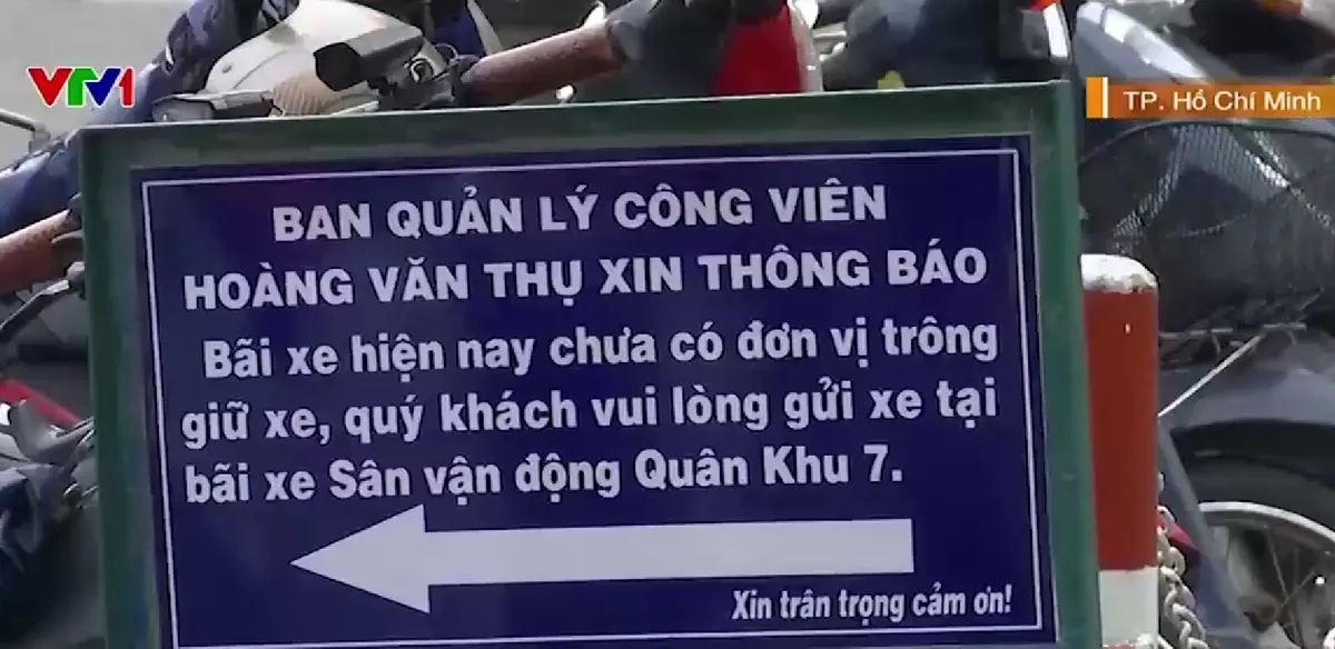 TP Hồ Ch&iacute; Minh: Nhiều c&ocirc;ng vi&ecirc;n thiếu b&atilde;i giữ xe - Ảnh 1.