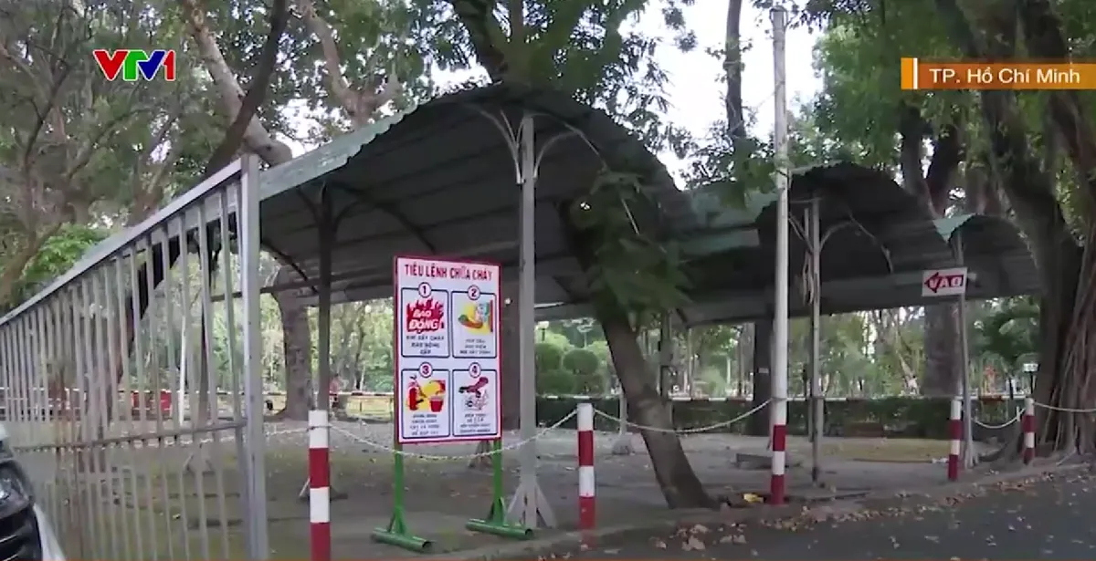 TP Hồ Ch&iacute; Minh: Nhiều c&ocirc;ng vi&ecirc;n thiếu b&atilde;i giữ xe - Ảnh 2.