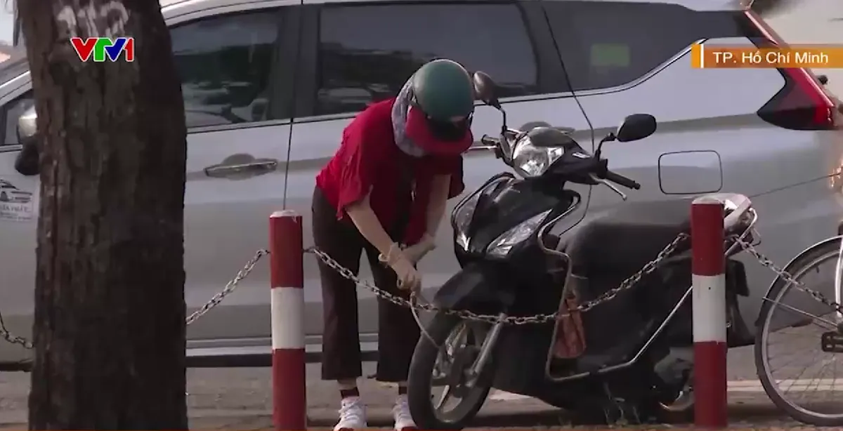 TP Hồ Ch&iacute; Minh: Nhiều c&ocirc;ng vi&ecirc;n thiếu b&atilde;i giữ xe - Ảnh 3.