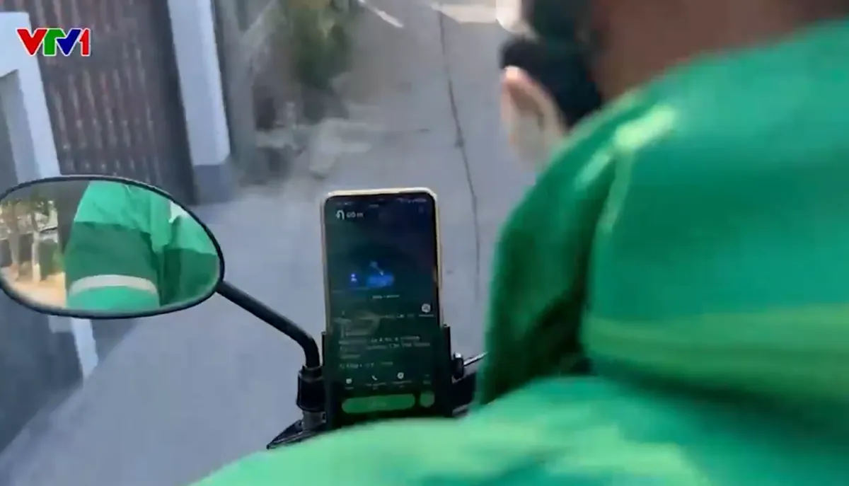 Tiềm ẩn nguy hiểm khi sử dụng gi&aacute; đỡ điện thoại tr&ecirc;n xe - Ảnh 1.