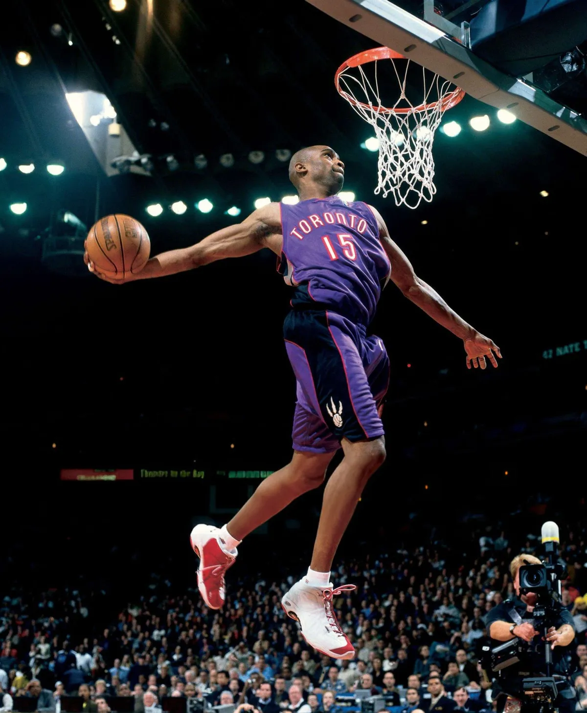 Shaquille ONeal thách thức Vince Carter cá cược 200 triệu USD - Ảnh 1.