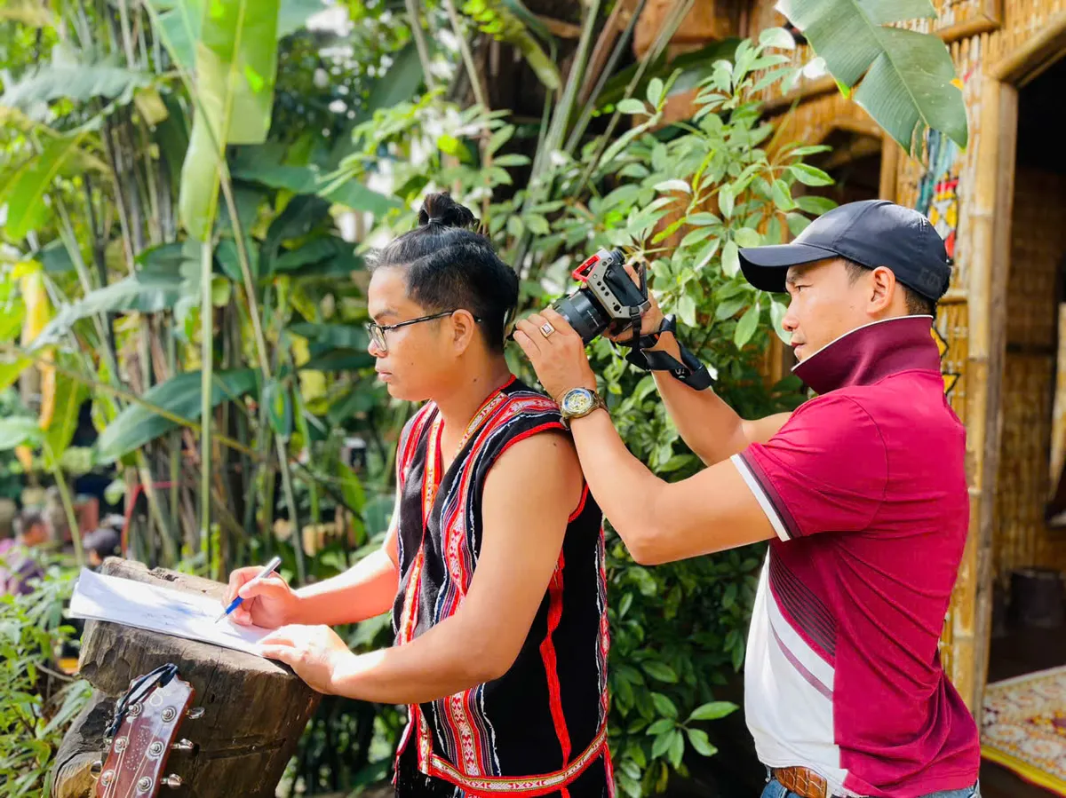 Nhật k&yacute; tr&ecirc;n kh&oacute;a Sol: C&acirc;u chuyện về ch&agrave;ng ca sĩ T&acirc;y Nguy&ecirc;n muốn giữ g&igrave;n ng&ocirc;n ngữ d&acirc;n tộc m&igrave;nh - Ảnh 2.