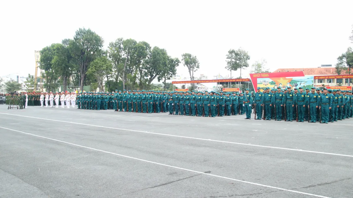 TP Hồ Ch&iacute; Minh: Hơn 3 ngh&igrave;n c&aacute;n bộ, chiến sĩ thuộc lực lượng vũ trang ra qu&acirc;n huấn luyện - Ảnh 1.