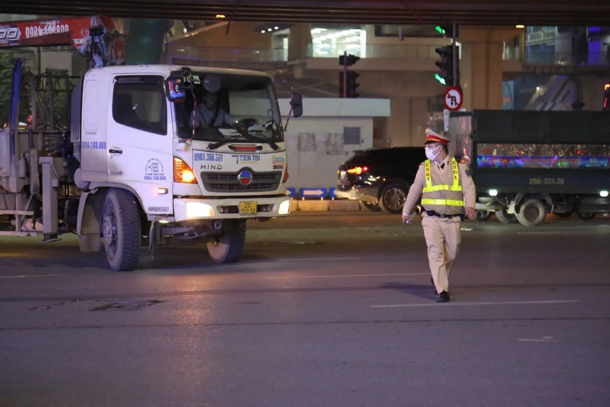 Xuy&ecirc;n đ&ecirc;m xử l&yacute; xe tải sử dụng đ&egrave;n, c&ograve;i sai quy định, g&acirc;y mất trật tự ban đ&ecirc;m - Ảnh 1.