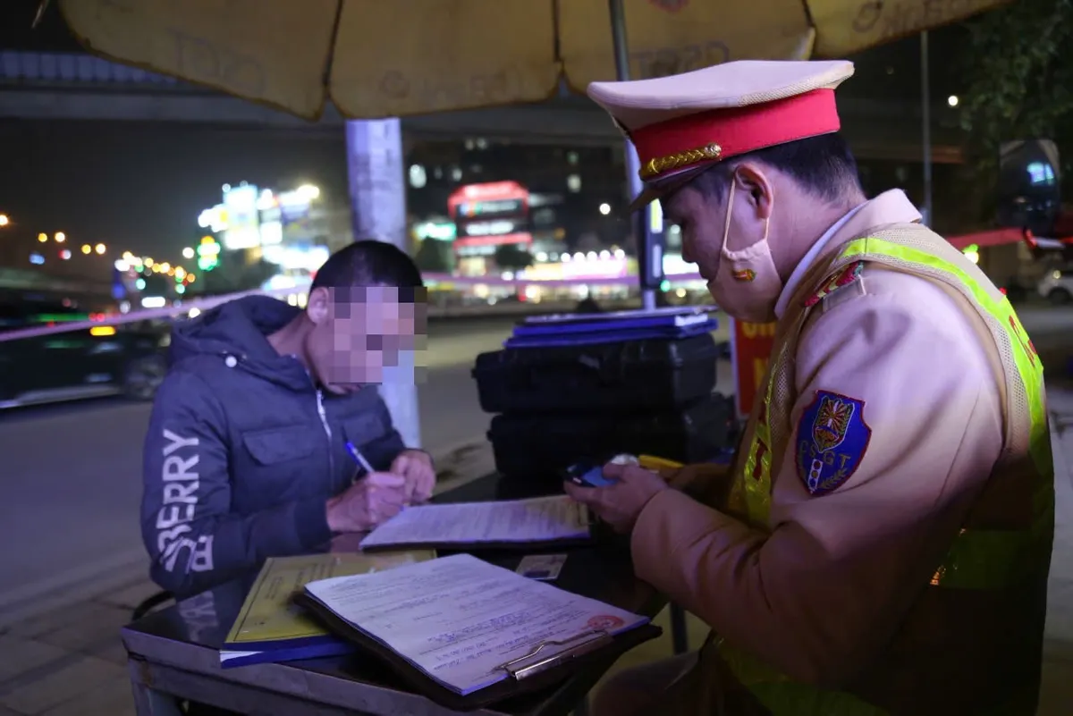 Xuy&ecirc;n đ&ecirc;m xử l&yacute; xe tải sử dụng đ&egrave;n, c&ograve;i sai quy định, g&acirc;y mất trật tự ban đ&ecirc;m - Ảnh 2.