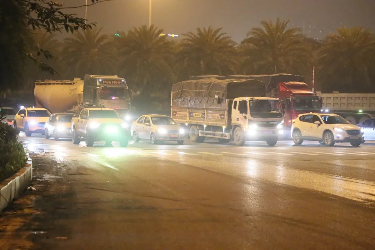 Xuy&ecirc;n đ&ecirc;m xử l&yacute; xe tải sử dụng đ&egrave;n, c&ograve;i sai quy định, g&acirc;y mất trật tự ban đ&ecirc;m - Ảnh 3.