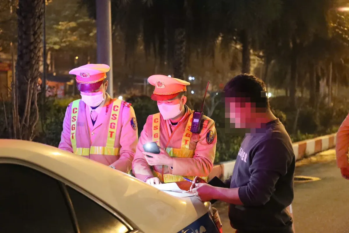 Xuy&ecirc;n đ&ecirc;m xử l&yacute; xe tải sử dụng đ&egrave;n, c&ograve;i sai quy định, g&acirc;y mất trật tự ban đ&ecirc;m - Ảnh 6.