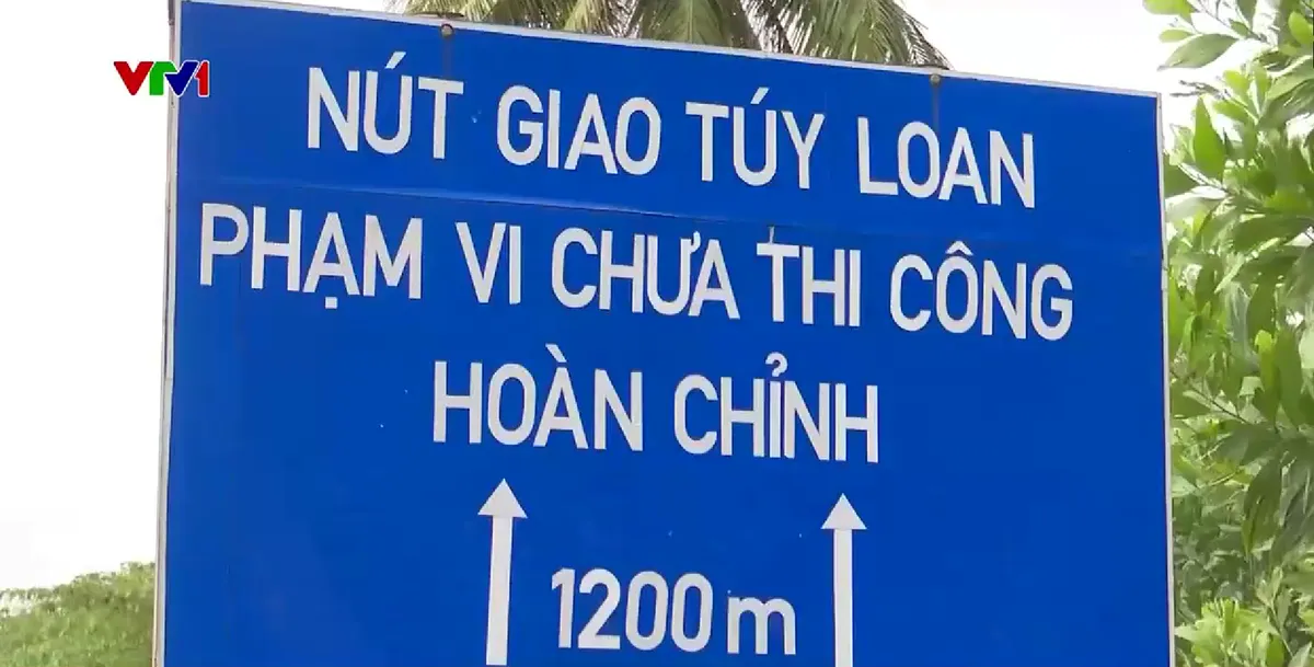 Mất an to&agrave;n giao th&ocirc;ng tại n&uacute;t giao T&uacute;y Loan - Ảnh 1.