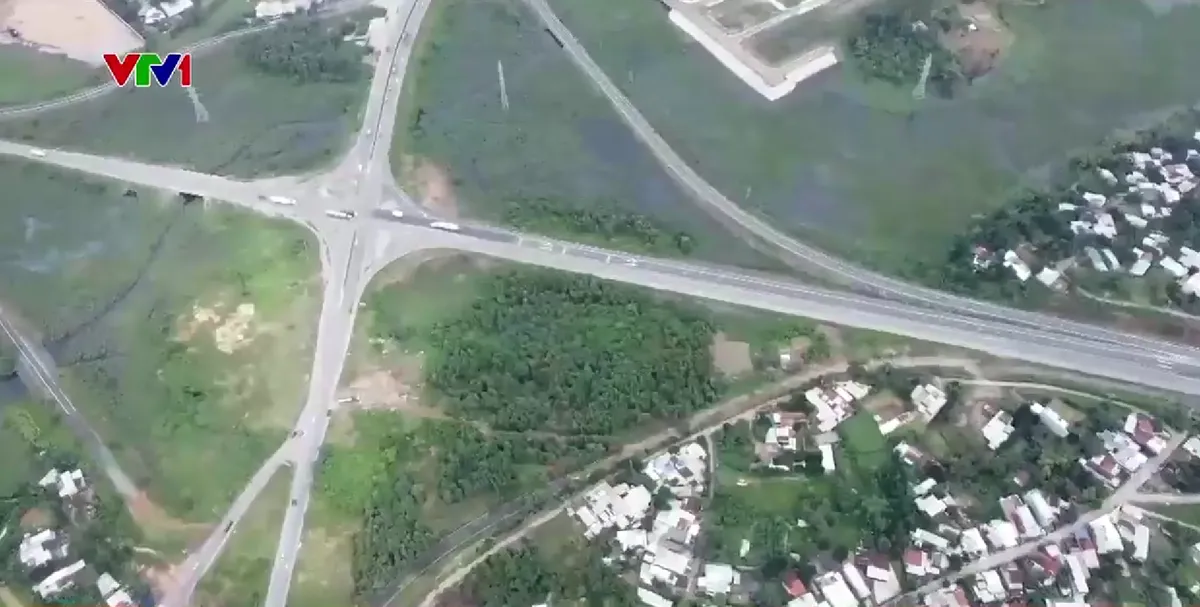 Mất an to&agrave;n giao th&ocirc;ng tại n&uacute;t giao T&uacute;y Loan - Ảnh 4.