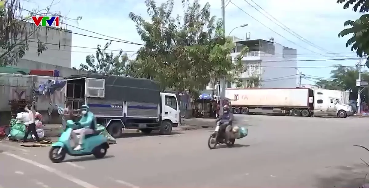 Nhức nhối tình trạng xe tải trọng lớn đậu trái phép ở các tuyến đường cấm - Ảnh 2.