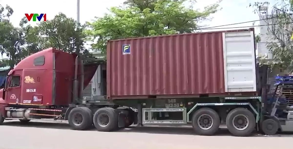 Nhức nhối tình trạng xe tải trọng lớn đậu trái phép ở các tuyến đường cấm - Ảnh 1.