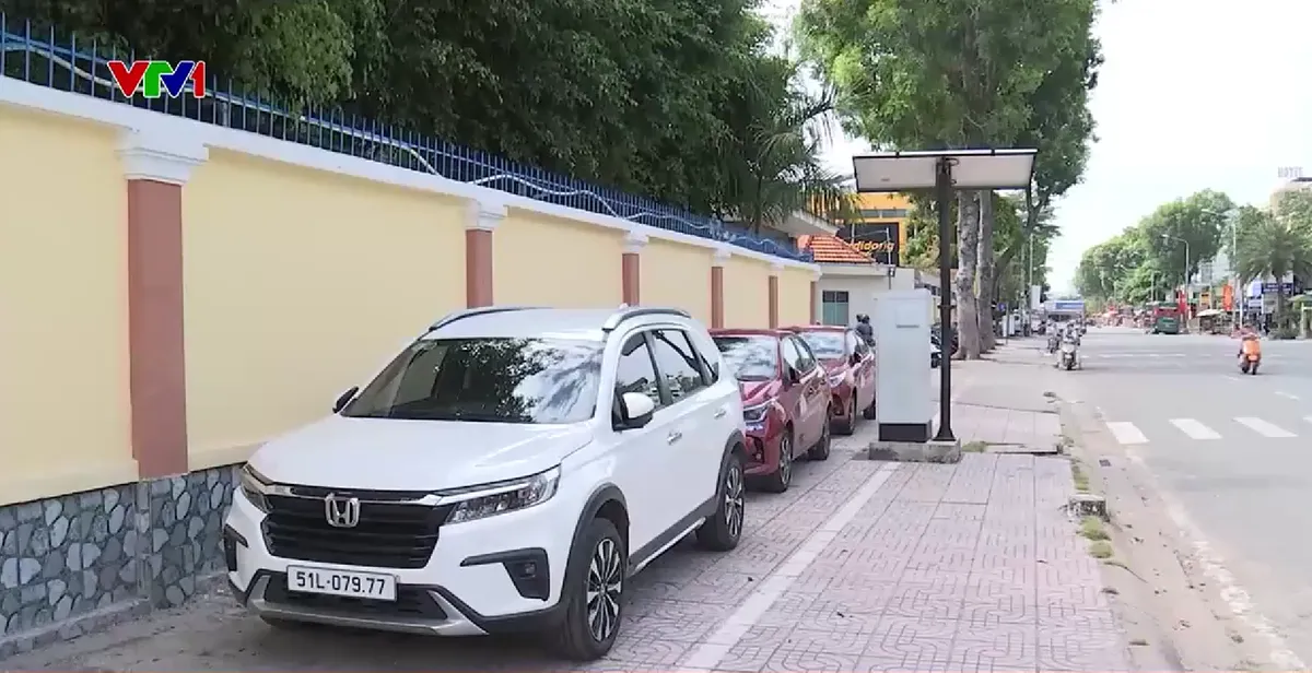 Nhức nhối tình trạng xe tải trọng lớn đậu trái phép ở các tuyến đường cấm - Ảnh 3.