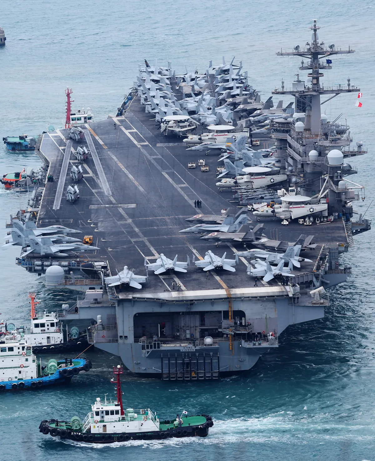 Tàu sân bay Mỹ đầu tiên cập cảng Hàn Quốc dưới thời Tổng thống Trump - Ảnh 1. Tàu sân bay Mỹ đầu tiên cập cảng Hàn Quốc dưới thời Tổng thống Trump - Ảnh 1.