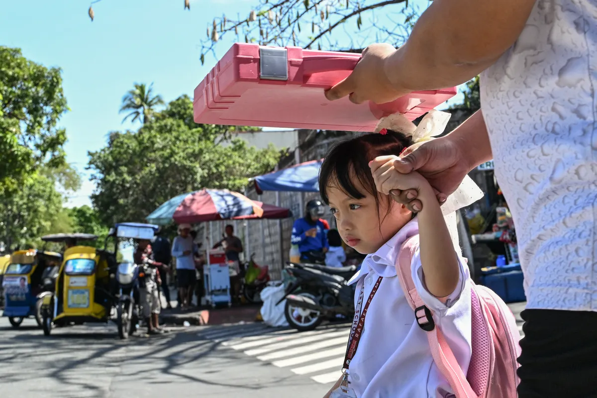 Trường học ở Manila đóng cửa do nắng nóng - Ảnh 1.