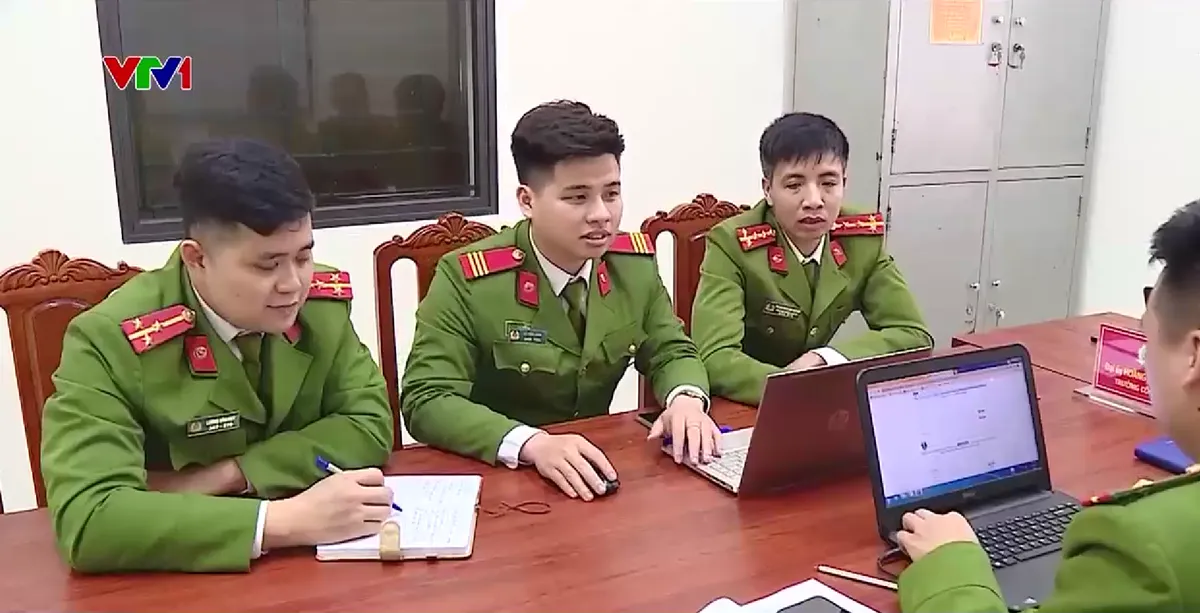 Công an xã, phường giải quyết thủ tục hành chính - Ảnh 1.