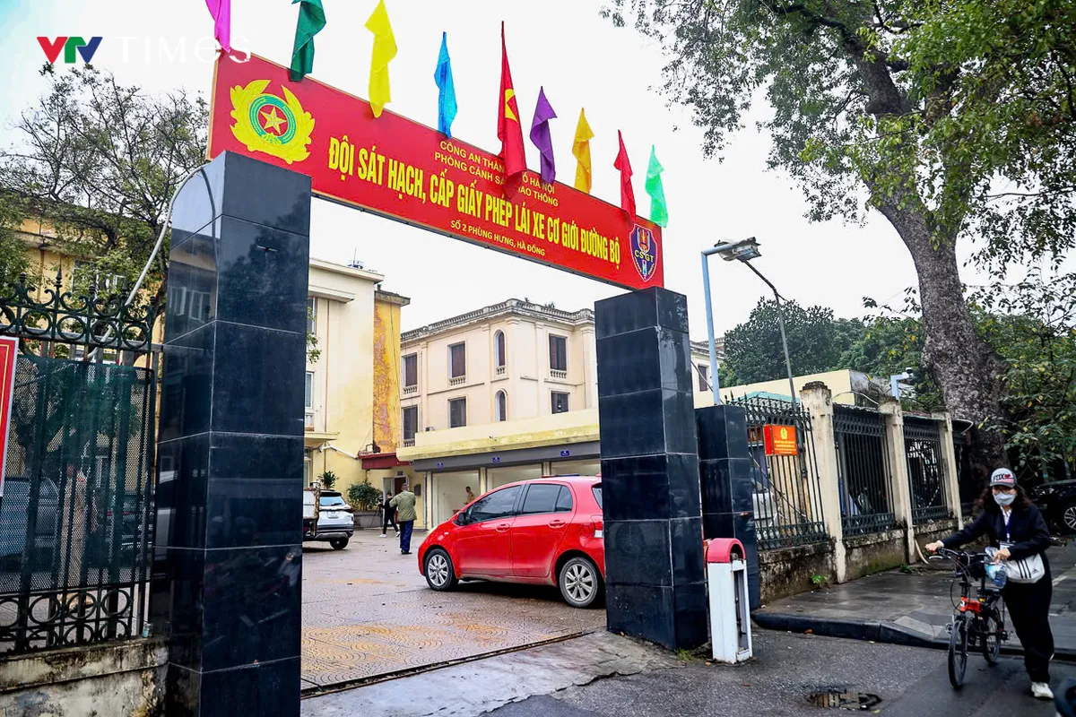 Hà Nội: Cấp đổi giấy phép lái xe nhanh gọn, không còn cảnh xếp hàng dài - Ảnh 3.