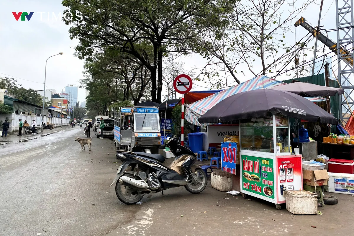Vỉa hè cạnh bến xe Mỹ Đình xuống cấp trầm trọng - Ảnh 2.
