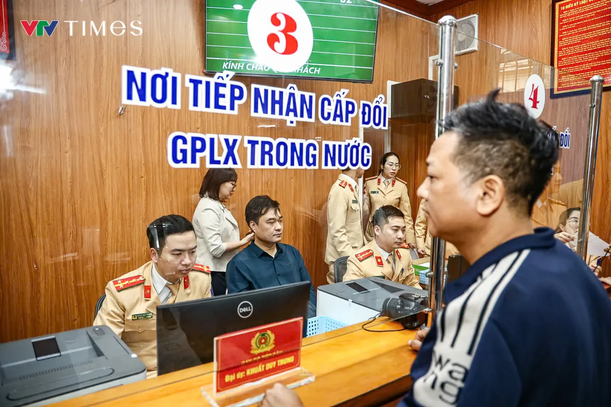 Hà Nội: Cấp đổi giấy phép lái xe nhanh gọn, không còn cảnh xếp hàng dài - Ảnh 1.