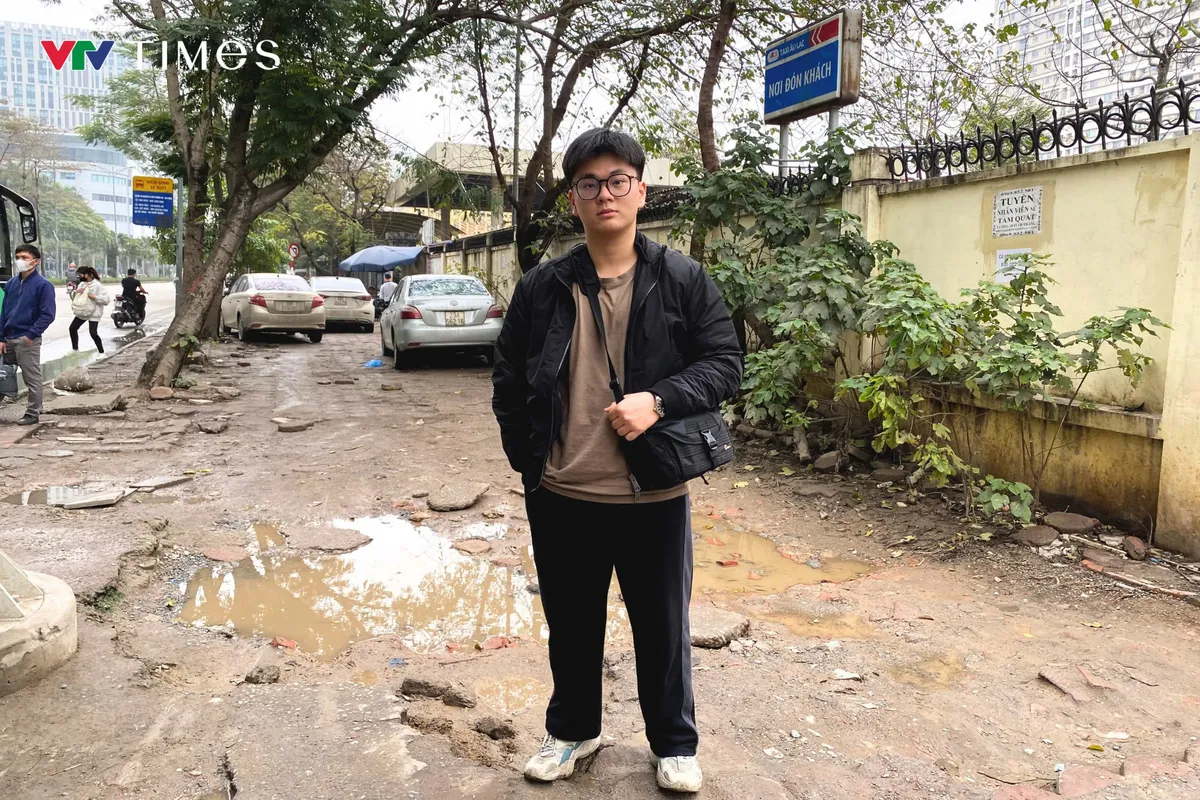 Vỉa hè cạnh bến xe Mỹ Đình xuống cấp trầm trọng - Ảnh 7.