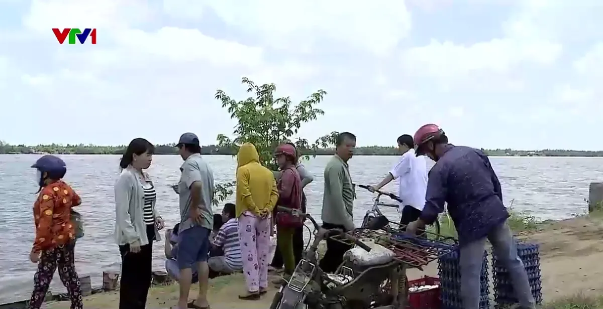 Người d&acirc;n gặp kh&oacute; v&igrave; bến đ&ograve; Tam Hiệp ngừng chạy - Ảnh 2.