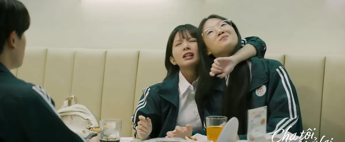 Cha t&ocirc;i, người ở lại - Tập 9: Lớp trưởng cả gan trốn học đi chơi với An, bị mẹ bắt quả tang - Ảnh 1.