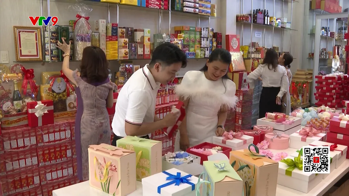 Thị trường 8-3: Dịch chuyển “từ hoa sang quà”