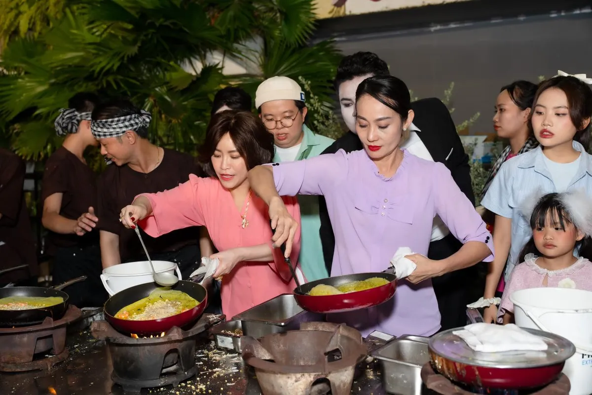 Nhà gia tiên vượt 200 tỷ, đoàn phim tri ân khán giả hơn 1.000 chiếc bánh xèo - Ảnh 1.
