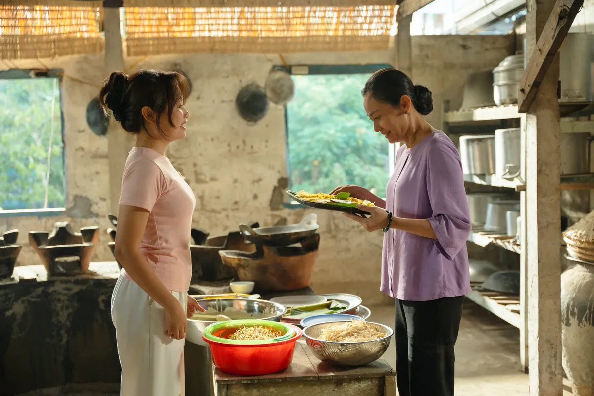 Nhà gia tiên vượt 200 tỷ, đoàn phim tri ân khán giả hơn 1.000 chiếc bánh xèo - Ảnh 3.