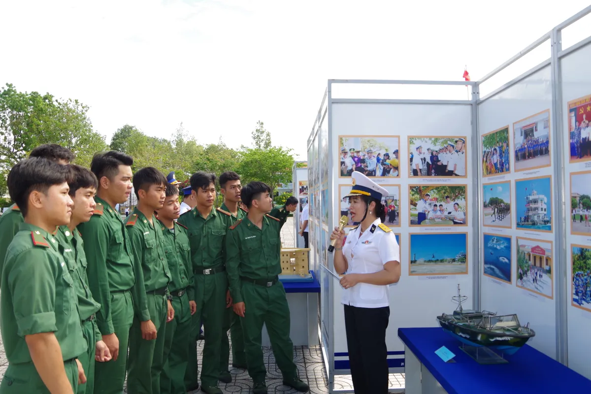 Nhiều tài liệu, hình ảnh mới tại Triển lãm “Hoàng Sa, Trường Sa - Biển ...