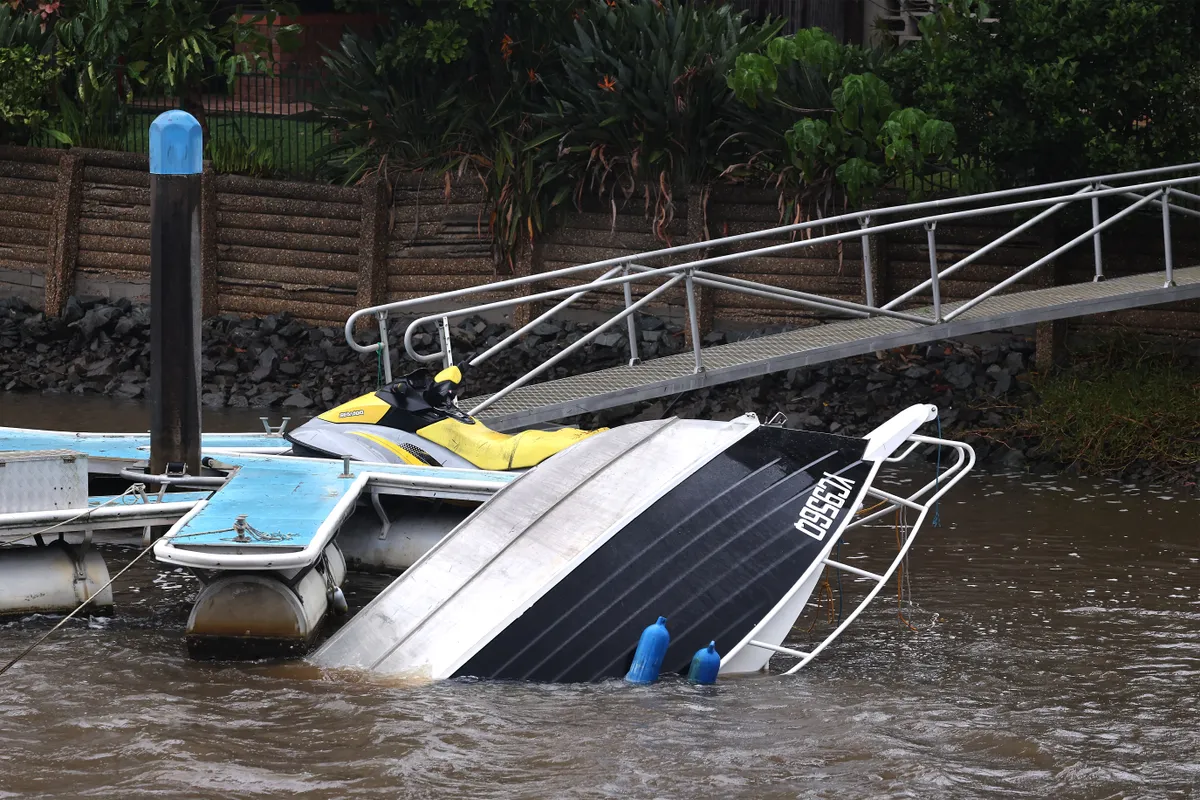 Bão Alfred gây sóng cao tới 12 mét, ngập lụt nặng ở miền Đông Australia - Ảnh 1.