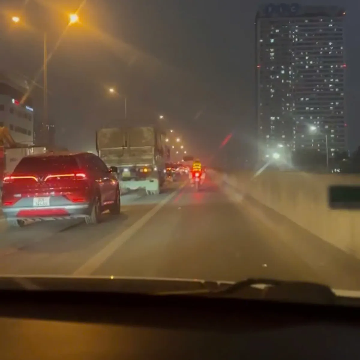 H&agrave; Nội: CSGT mở đường cho xe taxi đưa người bệnh đi cấp cứu - Ảnh 2.