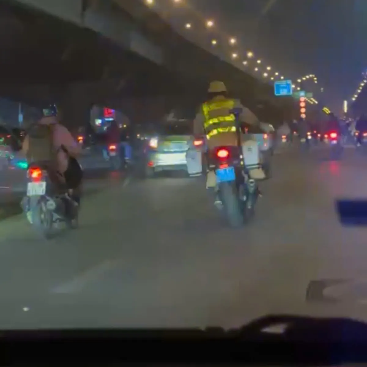 H&agrave; Nội: CSGT mở đường cho xe taxi đưa người bệnh đi cấp cứu - Ảnh 3.