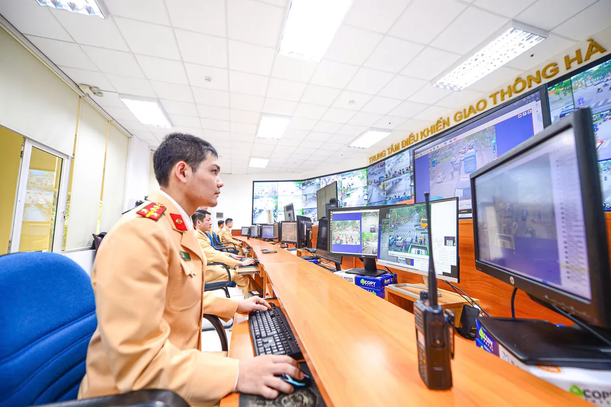 Bên trong căn phòng điều khiển hơn 600 nút đèn tín hiệu giao thông ở Hà Nội - Ảnh 2.
