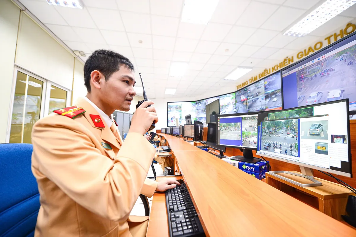 Bên trong căn phòng điều khiển hơn 600 nút đèn tín hiệu giao thông ở Hà Nội - Ảnh 3.