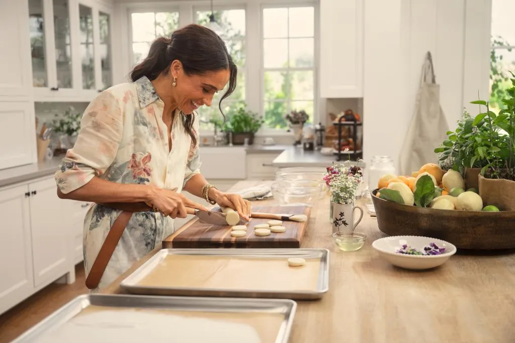 Trái với tin đồn, vợ chồng Harry - Meghan sẽ tiếp tục hợp tác với Netflix - Ảnh 1.