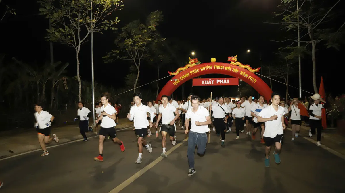 Núi Hài rực lửa chinh phục - Ảnh 2.