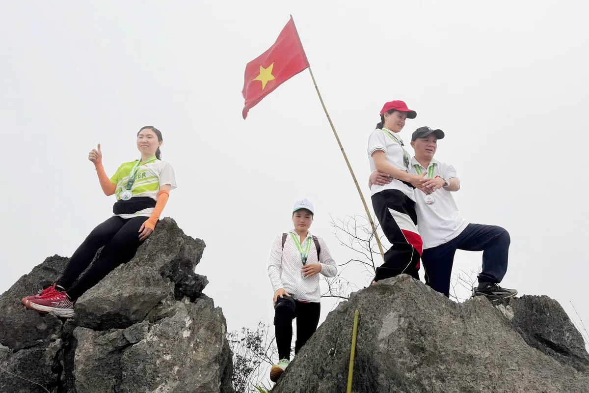 Núi Hài rực lửa chinh phục - Ảnh 3.