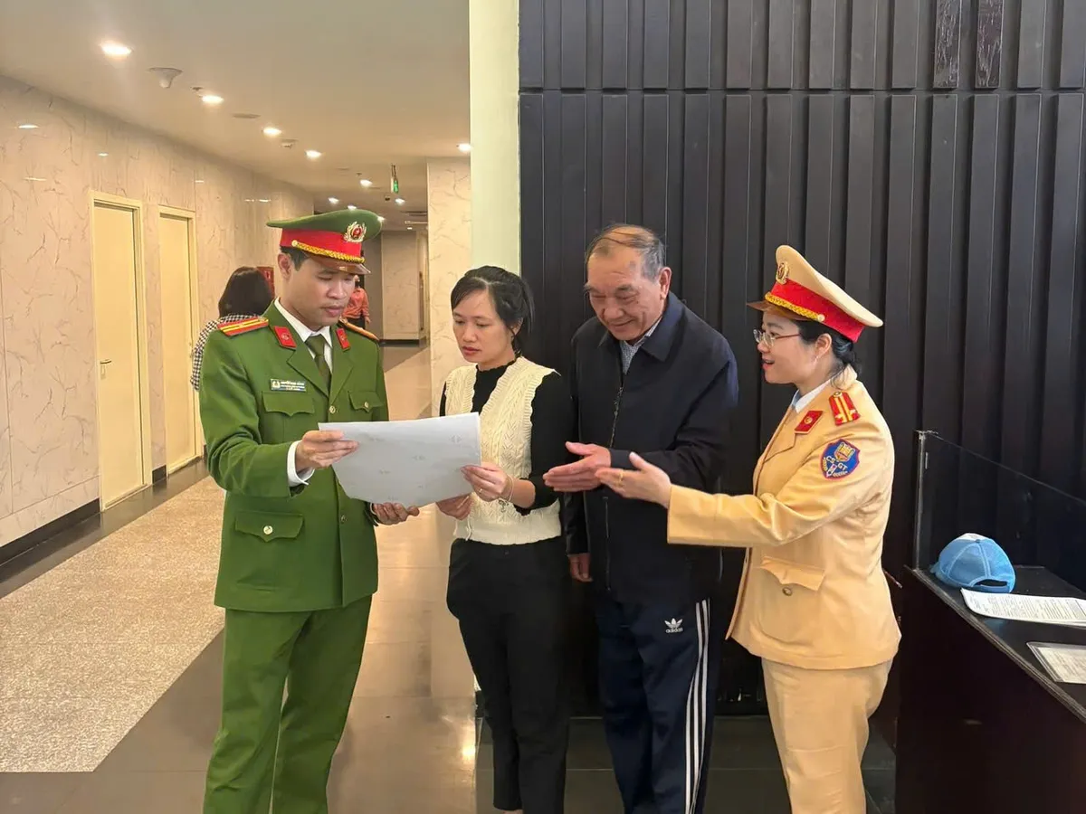 CSGT Hà Nội tới từng quán ăn tuyên truyền không lái xe khi đã uống rượu bia - Ảnh 5.