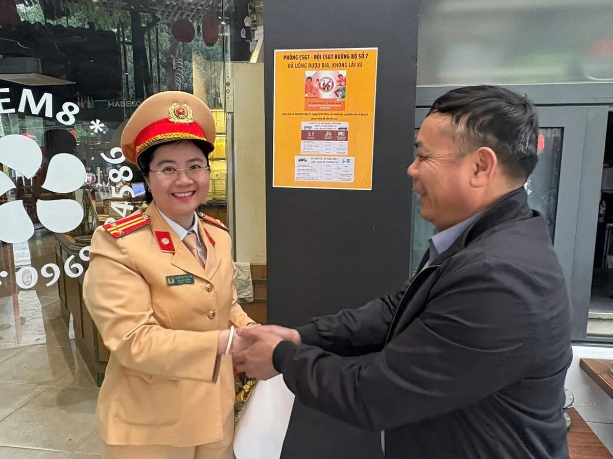 CSGT Hà Nội tới từng quán ăn tuyên truyền không lái xe khi đã uống rượu bia - Ảnh 4.