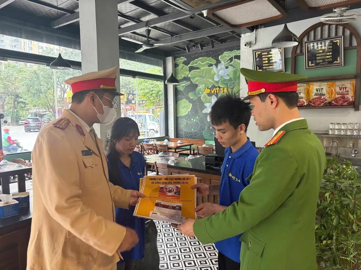 CSGT Hà Nội tới từng quán ăn tuyên truyền không lái xe khi đã uống rượu bia - Ảnh 1.