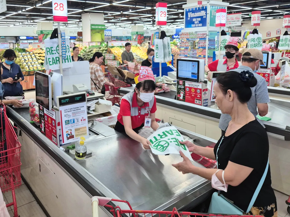 LOTTE Mart khuyến khích khách hàng giảm thiểu túi nilon - Ảnh 2.