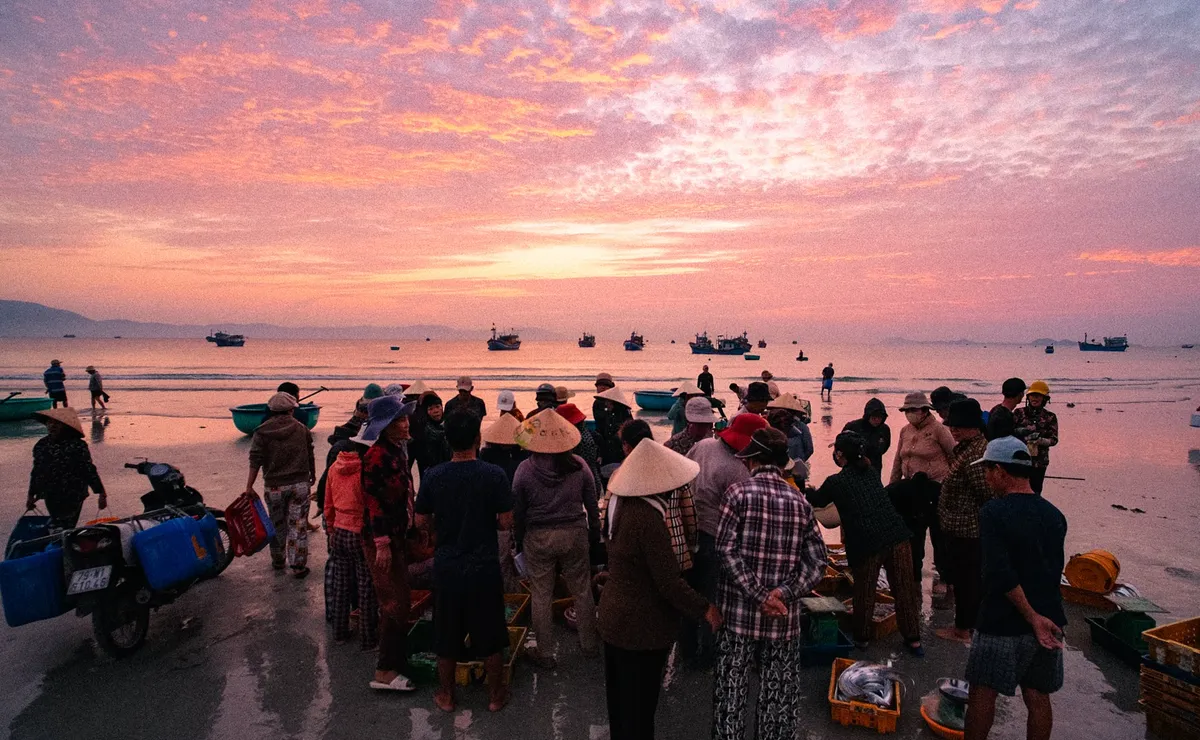 Chờ mực tươi, đúc bánh xèo nóng ngay tại làng chài Ninh Thủy - Ảnh 5.